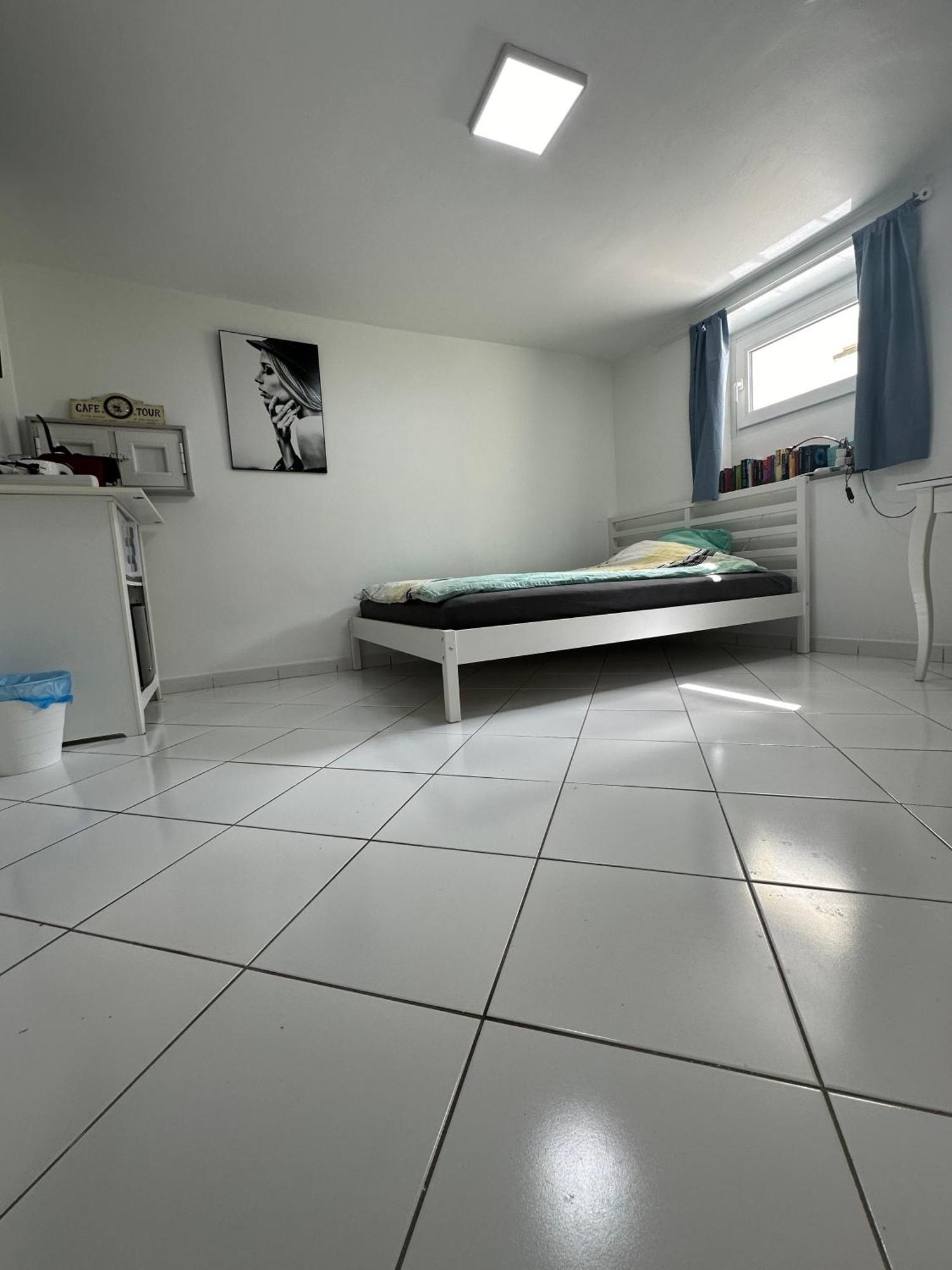 Simple Room In Luxembourg City Exterior foto