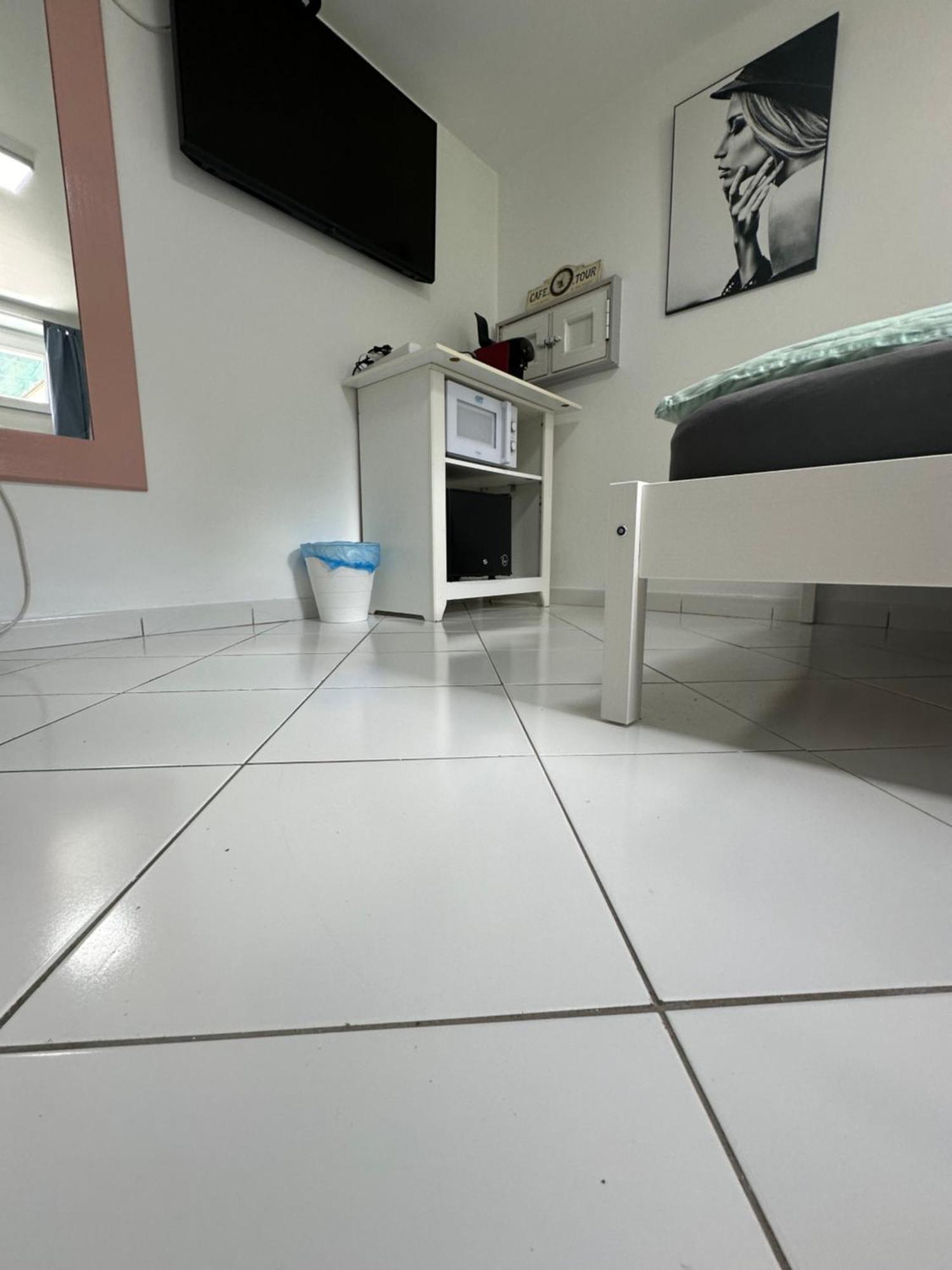 Simple Room In Luxembourg City Exterior foto